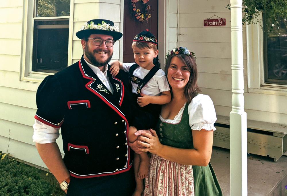 2009年的格雷格·朗，他的妻子卡西和他们的儿子戈登穿着传统的瑞士服装.